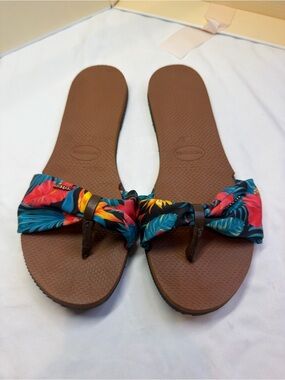 Havaianas Brown Sandal Thongs with Tropical Floral Bow